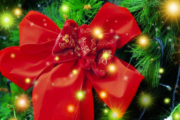 Natale Albero Natale Decorato Con Molti Ornamenti Natalizi Fiocchi Rossi — Foto Stock