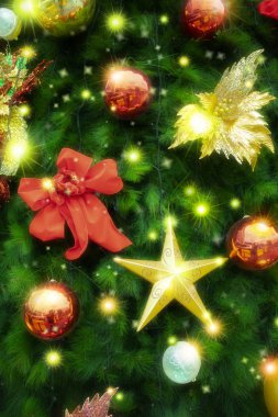 Noel, Noel ağacı birçok Noel süsü, kırmızı yaylar ve yıldızlarla süslenmiş.