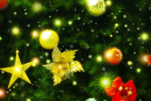 Рождество Елка Украшена Множеством Рождественских Украшений Красные Луки Звезды — стоковое фото