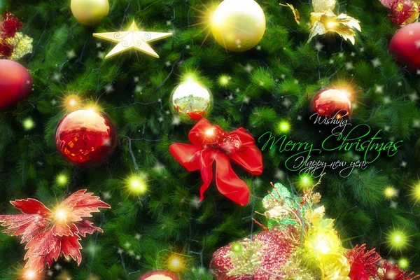 Noel, Noel ağacı birçok Noel süsü, kırmızı yaylar ve yıldızlarla süslenmiş.