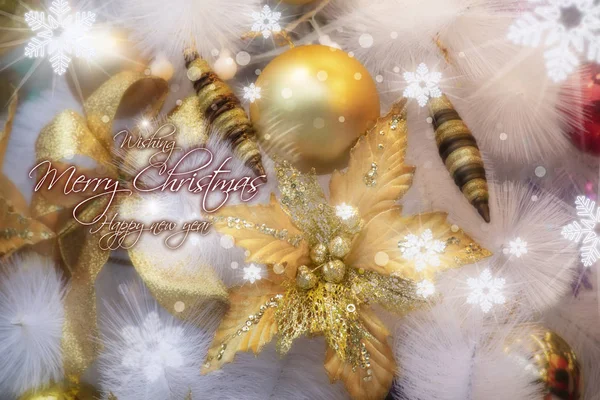 Muhteşem beyaz Noel ağacı ve süsleri olan Noel tebrik kartı.