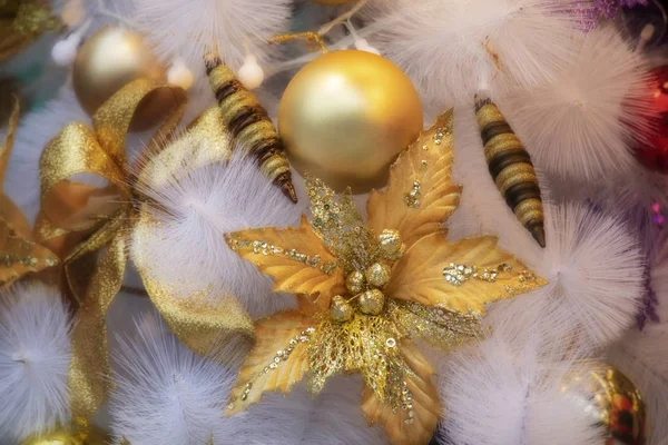 Tarjeta Felicitación Navidad Con Magnífico Árbol Navidad Blanco Adornos —  Fotos de Stock