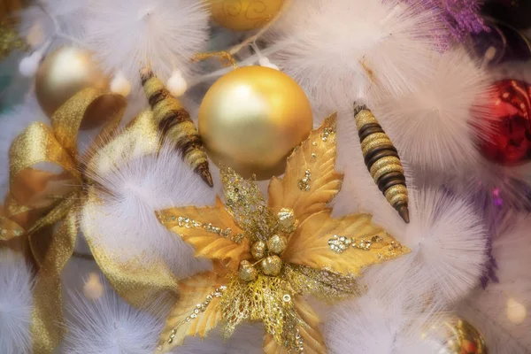 Tarjeta Felicitación Navidad Con Magnífico Árbol Navidad Blanco Adornos —  Fotos de Stock