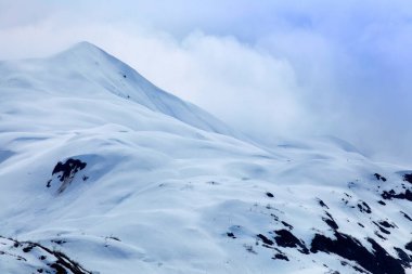 Buzul Körfezi Ulusal Parkı 'nın görkemli buz zirveleri, Alaska, ABD