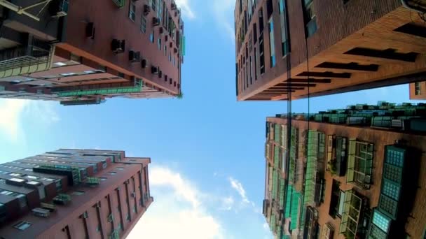 Elevação Tiro Arranha Céus Edifícios Residenciais Céu Azul Nuvens Brancas — Vídeo de Stock