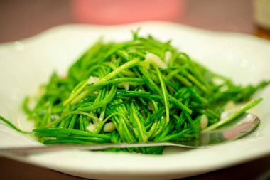 Tayvan usulü sıcak kızartma dükkanında kızartılmış sebze olmalı. Lezzetli ve taze nilüfer aromalı sebze.