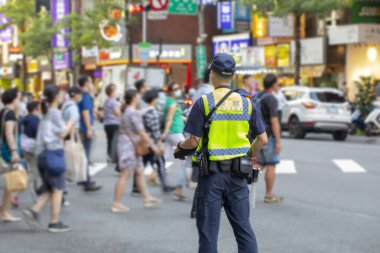 Halkın güvenliğini sağlamak için yol ayrımında devriye gezen polis metni şöyle: