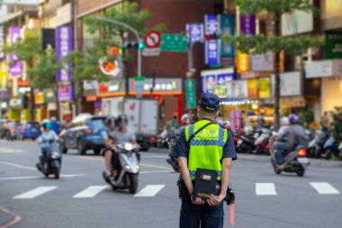 Halkın güvenliğini sağlamak için yol ayrımında devriye gezen polis metni şöyle: