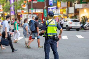 Halkın güvenliğini sağlamak için yol ayrımında devriye gezen polis metni şöyle: