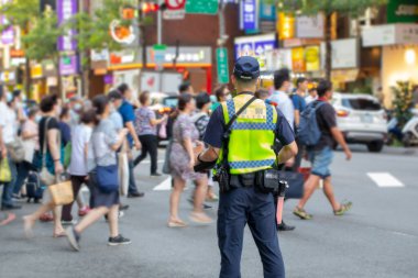 Halkın güvenliğini sağlamak için yol ayrımında devriye gezen polis metni şöyle: