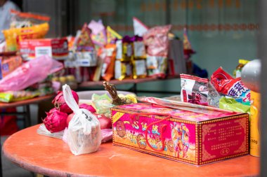 Çin geleneksel dini uygulamaları, Zhongyuan Purdue, Çin Hayalet Festivali, tanrılara ve hayaletlere kurban sunmak.