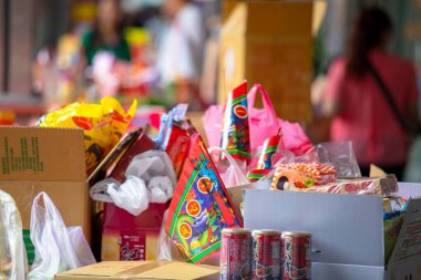 Çin geleneksel dini uygulamaları, Zhongyuan Purdue, Çin Hayalet Festivali, tanrılara ve hayaletlere kurban sunmak.