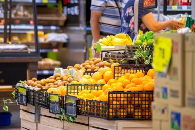 Toplumda geniş bir meyve, sebze ve ürün yelpazesi bulunan parlak bir süpermarket