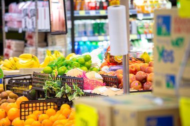 Toplumda geniş bir meyve, sebze ve ürün yelpazesi bulunan parlak bir süpermarket