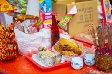 Çin geleneksel dini uygulamaları, Zhongyuan Purdue, Çin Hayalet Festivali, tanrılara ve hayaletlere kurban sunmak.