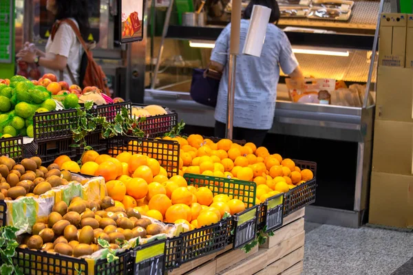 地域の明るいスーパーマーケット 果物や野菜や商品の広い範囲を表示します — ストック写真