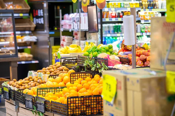 Toplumda geniş bir meyve, sebze ve ürün yelpazesi bulunan parlak bir süpermarket