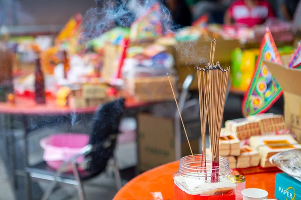 Çin geleneksel dini uygulamaları, Zhongyuan Purdue, Çin Hayalet Festivali, inananlar tütsü yakar ve dua ederler.