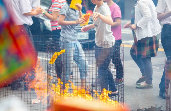 Chinese traditional religious practices, Zhongyuan Purdue, Chinese Ghost Festival, believers burned paper money