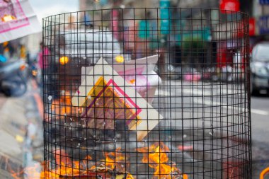 Çin geleneksel dini uygulamaları, Zhongyuan Purdue, Çin Hayalet Festivali, inananlar kağıt para yaktı