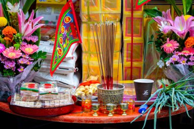 Çin geleneksel dini uygulamaları, Zhongyuan Purdue, Çin Hayalet Festivali, tanrılara ve hayaletlere kurban sunmak.