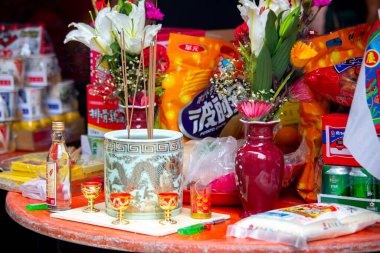 Çin geleneksel dini uygulamaları, Zhongyuan Purdue, Çin Hayalet Festivali, tanrılara ve hayaletlere kurban sunmak.