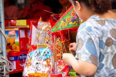Çin geleneksel dini uygulamaları, Zhongyuan Purdue, Çin Hayalet Festivali, inananlar tütsü yakar ve dua ederler.