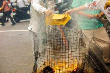 Çin geleneksel dini uygulamaları, Zhongyuan Purdue, Çin Hayalet Festivali, inananlar kağıt para yaktı