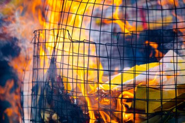 Çin geleneksel dini uygulamaları, Zhongyuan Purdue, Çin Hayalet Festivali, inananlar kağıt para yaktı