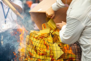 Çin geleneksel dini uygulamaları, Zhongyuan Purdue, Çin Hayalet Festivali, inananlar kağıt para yaktı