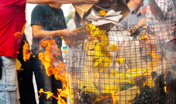 stock image Chinese traditional religious practices, Zhongyuan Purdue, Chinese Ghost Festival, believers burned paper money