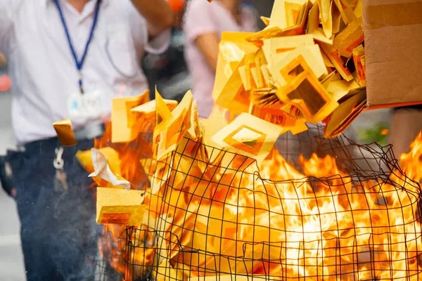 stock image Chinese traditional religious practices, Zhongyuan Purdue, Chinese Ghost Festival, believers burned paper money