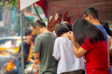 Çin geleneksel dini uygulamaları, Zhongyuan Purdue, Çin Hayalet Festivali, inananlar tütsü yakar ve dua ederler.