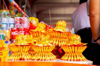 Geleneksel Çin dini uygulamaları, Zhongyuan Purdue, Çin Hayalet Festivali, lotus ve tanrılara kurban sunan rosetler.