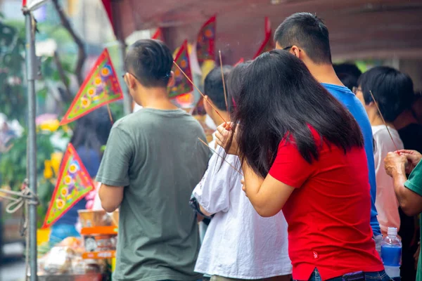 中国传统宗教 中原普渡节 中国鬼节 信众烧香祈祷 — 图库照片