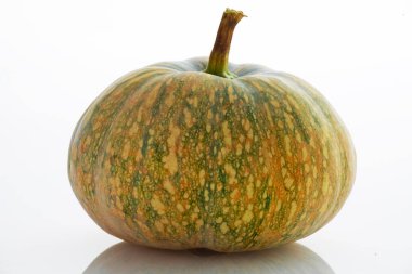 Beyaz arkaplanda taze balkabağı