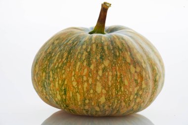 Beyaz arkaplanda taze balkabağı