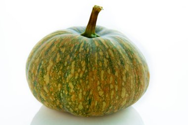 Beyaz arkaplanda taze balkabağı