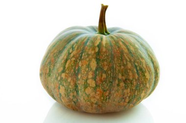 Beyaz arkaplanda taze balkabağı