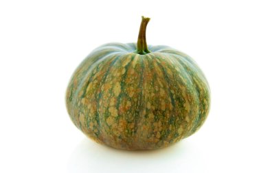 Beyaz arkaplanda taze balkabağı