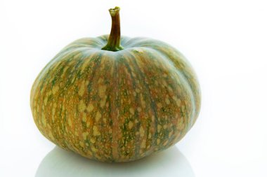 Beyaz arkaplanda taze balkabağı