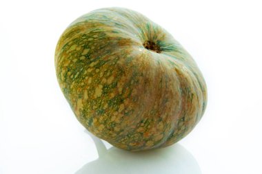 Beyaz arkaplanda taze balkabağı