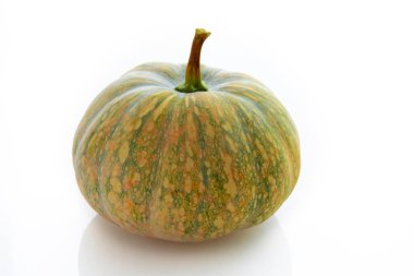 Beyaz arkaplanda taze balkabağı