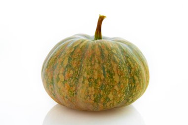 Beyaz arkaplanda taze balkabağı