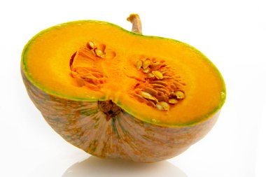 Beyaz arkaplanda taze balkabağı