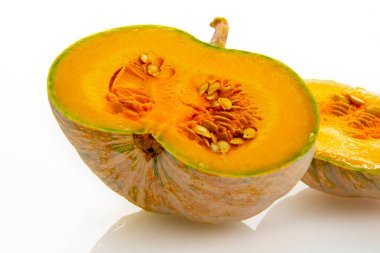 Beyaz arkaplanda taze balkabağı