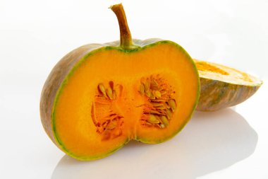 Beyaz arkaplanda taze balkabağı