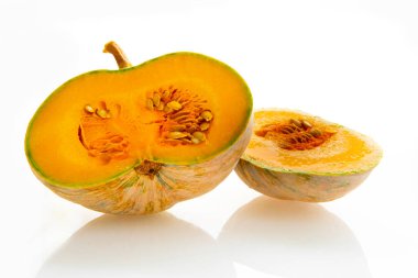 Beyaz arkaplanda taze balkabağı