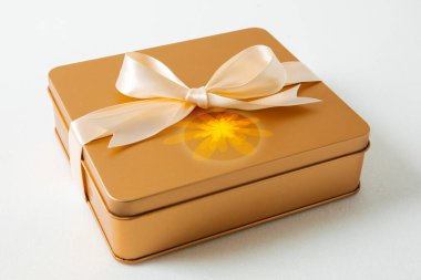 Sonbahar ortası festivali, beyaz arka planda saten kurdeleyle süslenmiş altın hediye kutusu.