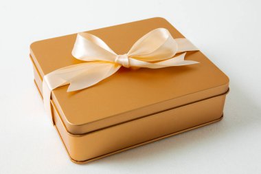 Sonbahar ortası festivali, beyaz arka planda saten kurdeleyle süslenmiş altın hediye kutusu.